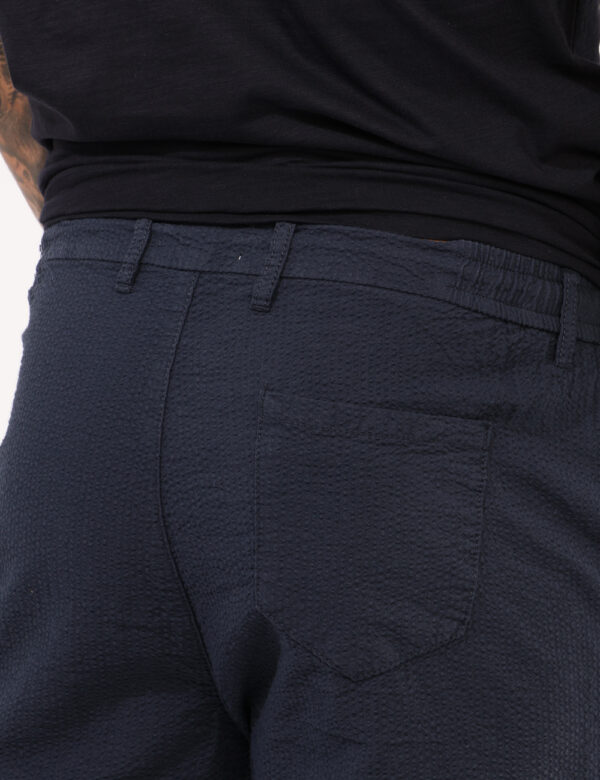 Pantaloni Concept83 Blu - Pantaloni casual, leggeri, in total blu, tasche a taglio trasversale sul fronte e unica tasca a to