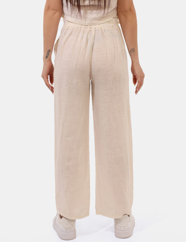Pantaloni Rue De Clerie Beige - Pantaloni in lino, larghi e leggeri, in total beige e con tasche a taglio trasversale. La ve