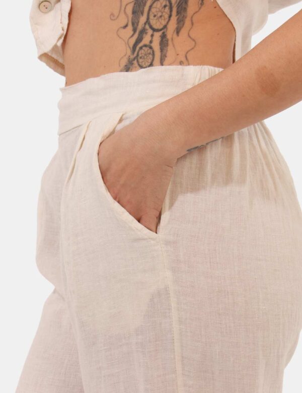 Pantaloni Rue De Clerie Beige - Pantaloni in lino, larghi e leggeri, in total beige e con tasche a taglio trasversale. La ve