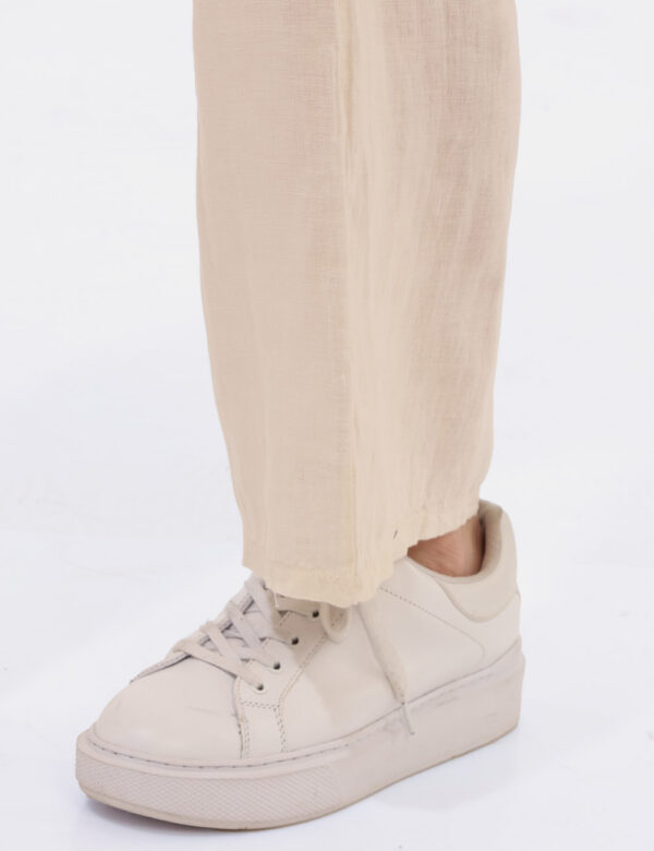 Pantaloni Rue De Clerie Beige - Pantaloni in lino, larghi e leggeri, in total beige e con tasche a taglio trasversale. La ve