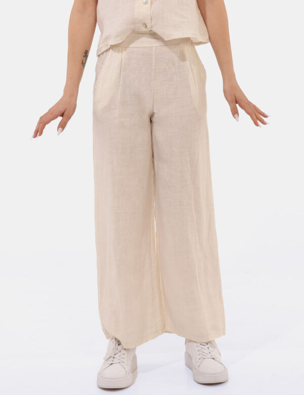 Pantaloni Rue De Clerie Beige - Pantaloni in lino, larghi e leggeri, in total beige e con tasche a taglio trasversale. La ve