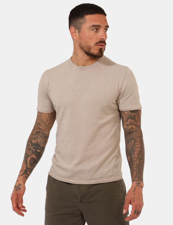 Maglia Yes Zee Beige - Maglia a maniche corte, in tessuto ed in total beige. La vestibilità è morbida e regolare. La maglia