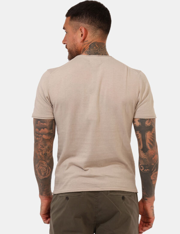 Maglia Yes Zee Beige - Maglia a maniche corte, in tessuto ed in total beige. La vestibilità è morbida e regolare. La maglia