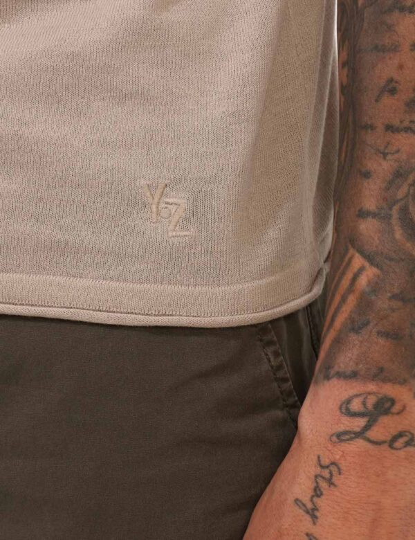 Maglia Yes Zee Beige - Maglia a maniche corte, in tessuto ed in total beige. La vestibilità è morbida e regolare. La maglia