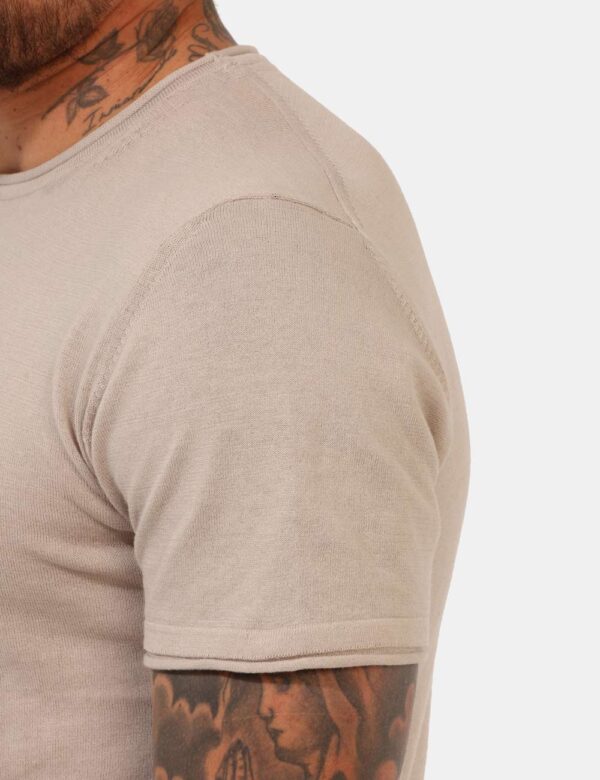 Maglia Yes Zee Beige - Maglia a maniche corte, in tessuto ed in total beige. La vestibilità è morbida e regolare. La maglia