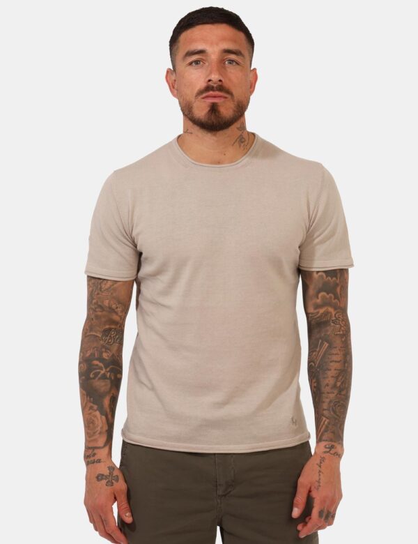 Maglia Yes Zee Beige - Maglia a maniche corte, in tessuto ed in total beige. La vestibilità è morbida e regolare. La maglia