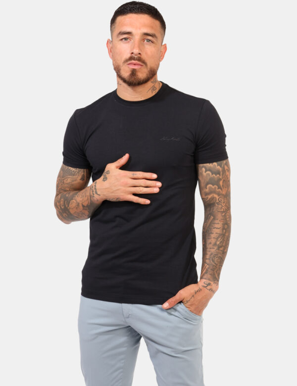 T-shirt Antony Morato Blu - T-shirt classica in total blu navy con piccola stampa logo brand. La vestibilità è morbida e reg