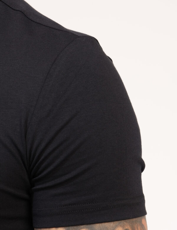 T-shirt Antony Morato Blu - T-shirt classica in total blu navy con piccola stampa logo brand. La vestibilità è morbida e reg