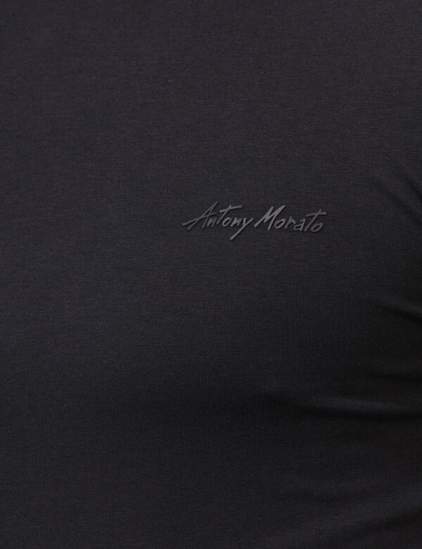 T-shirt Antony Morato Blu - T-shirt classica in total blu navy con piccola stampa logo brand. La vestibilità è morbida e reg