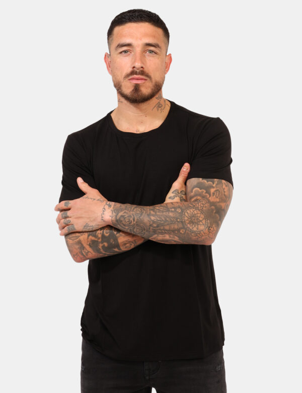 T-shirt Antony Morato Nero - T-shirt classica in total nero. La vestibilità è morbida e regolare. Il capo è adatto per occas