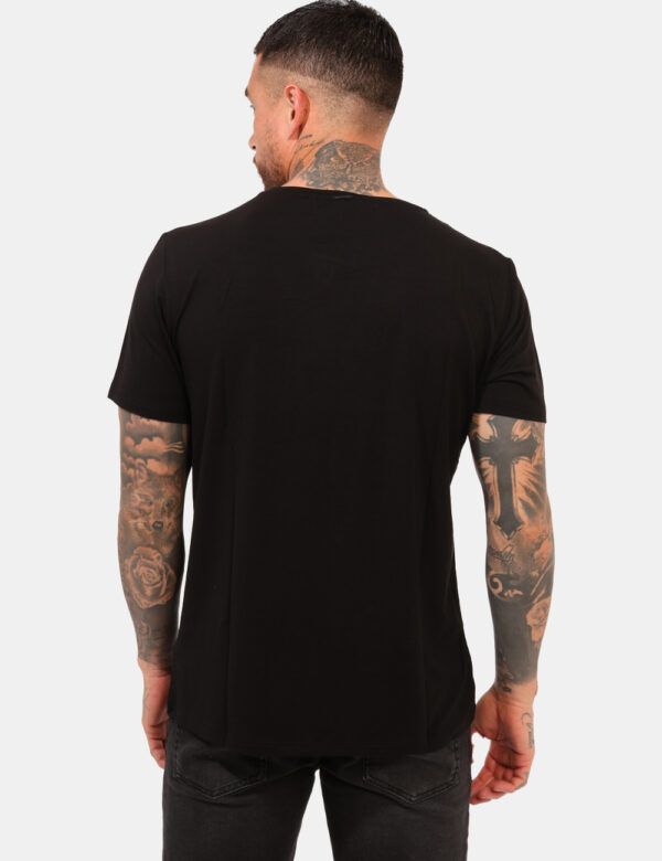 T-shirt Antony Morato Nero - T-shirt classica in total nero. La vestibilità è morbida e regolare. Il capo è adatto per occas