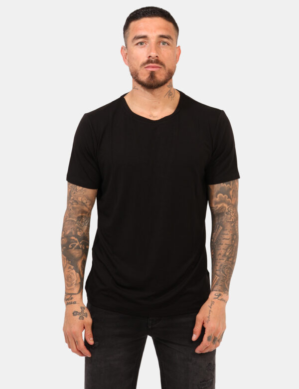 T-shirt Antony Morato Nero - T-shirt classica in total nero. La vestibilità è morbida e regolare. Il capo è adatto per occas