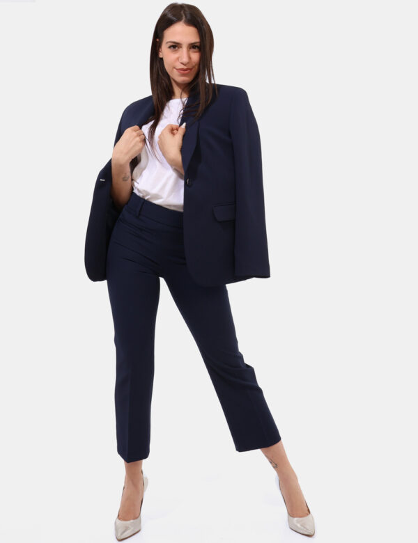 Pantaloni Materica Blu - Pantaloni classici in total blu navy, con tasche a taglio trasversale. La vestibilità è morbida e p