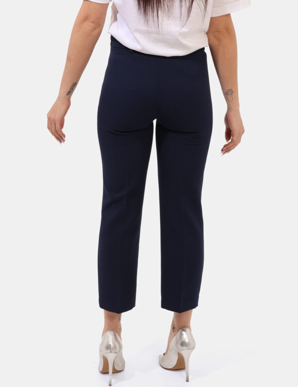 Pantaloni Materica Blu - Pantaloni classici in total blu navy, con tasche a taglio trasversale. La vestibilità è morbida e p