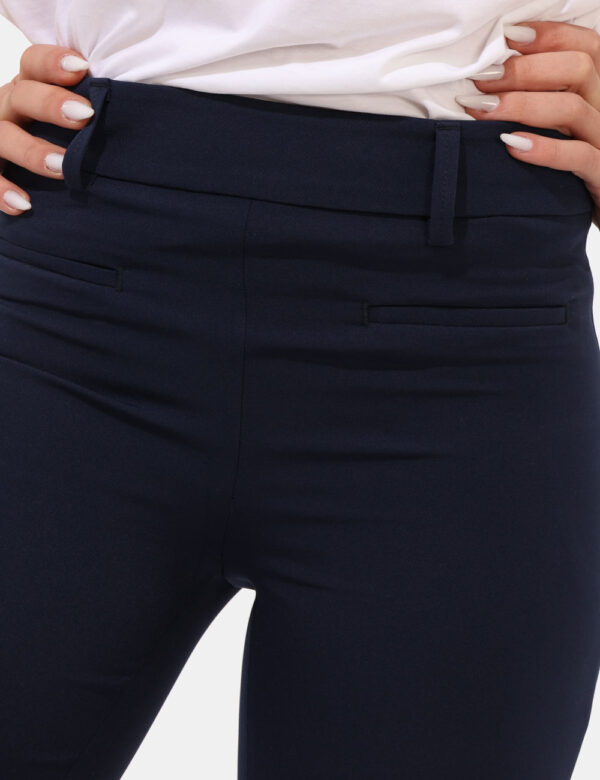 Pantaloni Materica Blu - Pantaloni classici in total blu navy, con tasche a taglio trasversale. La vestibilità è morbida e p