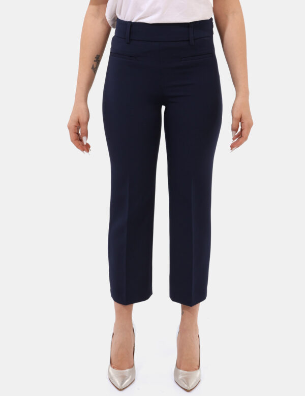 Pantaloni Materica Blu - Pantaloni classici in total blu navy, con tasche a taglio trasversale. La vestibilità è morbida e p