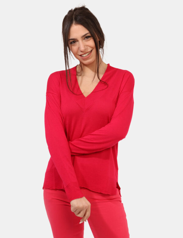 Maglia Rue De Clerie Rosso - Maglia leggera, a maniche lunghe, con scollo a V, in total rosso lampone. La vestibilità è morb