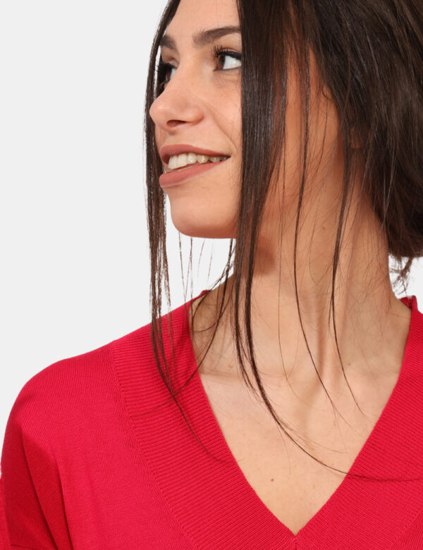 Maglia Rue De Clerie Rosso - Maglia leggera, a maniche lunghe, con scollo a V, in total rosso lampone. La vestibilità è morb