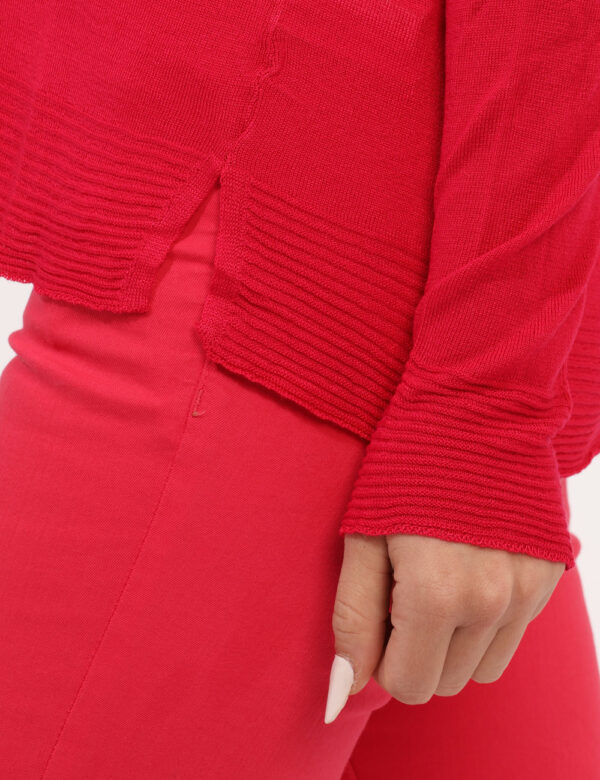 Maglia Rue De Clerie Rosso - Maglia leggera, a maniche lunghe, con scollo a V, in total rosso lampone. La vestibilità è morb