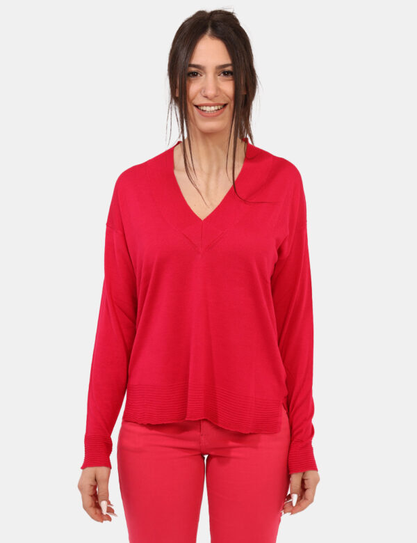 Maglia Rue De Clerie Rosso - Maglia leggera, a maniche lunghe, con scollo a V, in total rosso lampone. La vestibilità è morb