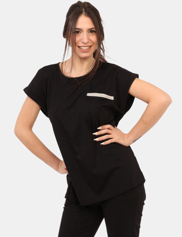 T-shirt Rue De Clerie Nero - T-shirt in total nero con taschino a toppa corredato da filo lurex argentato. La vestibilità è