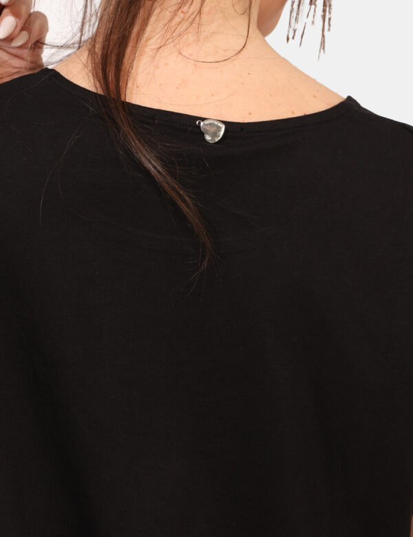 T-shirt Rue De Clerie Nero - T-shirt in total nero con taschino a toppa corredato da filo lurex argentato. La vestibilità è