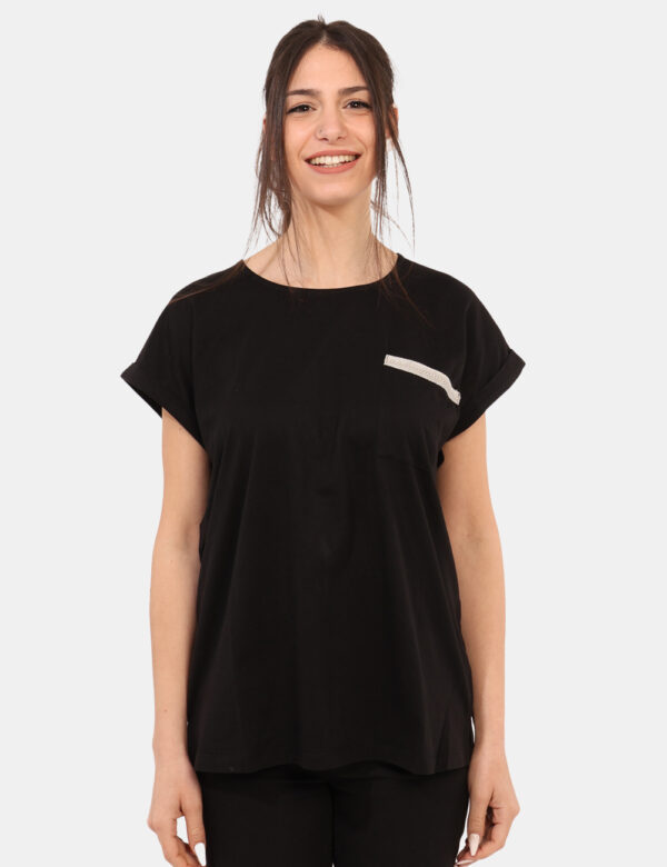 T-shirt Rue De Clerie Nero - T-shirt in total nero con taschino a toppa corredato da filo lurex argentato. La vestibilità è