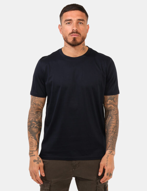 T-shirt Prj22. Blu - T-shirt classica in total blu navy. La vestibilità del capo è regolare. La t-shirt è adatta per occasio