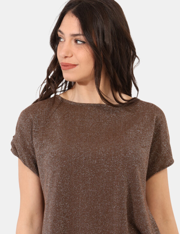 Maglia Sandro Ferrone Marrone - Maglia a maniche corte, in total bronzo con filo lurex argentato. La vestibilità è morbida e
