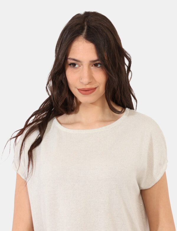 Maglia Sandro Ferrone Bianco - Maglia a maniche corte, in total panna con filo lurex argentato. La vestibilità è morbida e r
