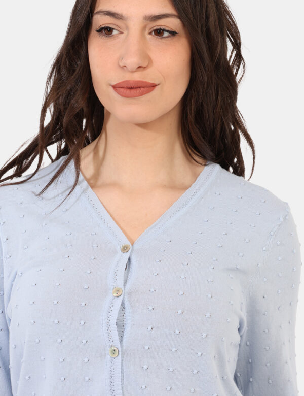 Cardigan Sandro Ferrone Azzurro - Cardigan in total azzurro celeste con trama lavorata in rilievo. La vestibilità è morbida