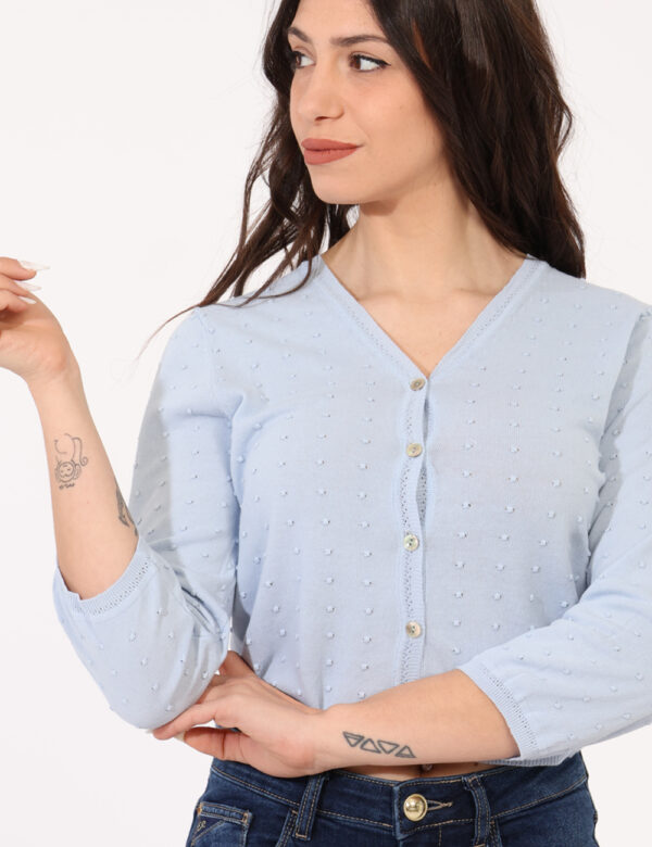 Cardigan Sandro Ferrone Azzurro - Cardigan in total azzurro celeste con trama lavorata in rilievo. La vestibilità è morbida