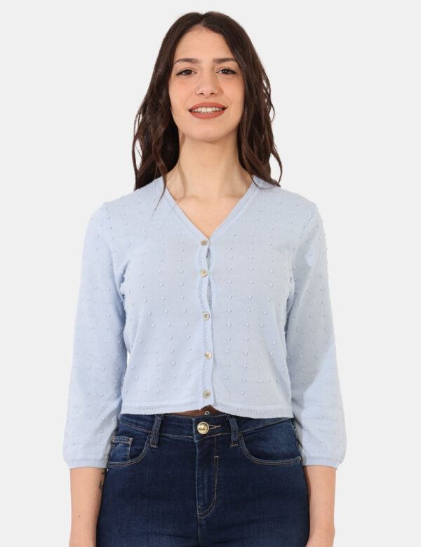 Cardigan Sandro Ferrone Azzurro - Cardigan in total azzurro celeste con trama lavorata in rilievo. La vestibilità è morbida