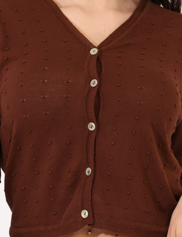 Cardigan Sandro Ferrone Marrone - Cardigan in total marrone con trama lavorata in rilievo. La vestibilità è morbida e prat