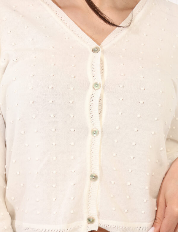 Cardigan Sandro Ferrone Bianco - Cardigan in total panna con trama lavorata in rilievo. La vestibilità è morbida e pratica