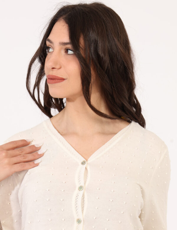 Cardigan Sandro Ferrone Bianco - Cardigan in total panna con trama lavorata in rilievo. La vestibilità è morbida e pratica