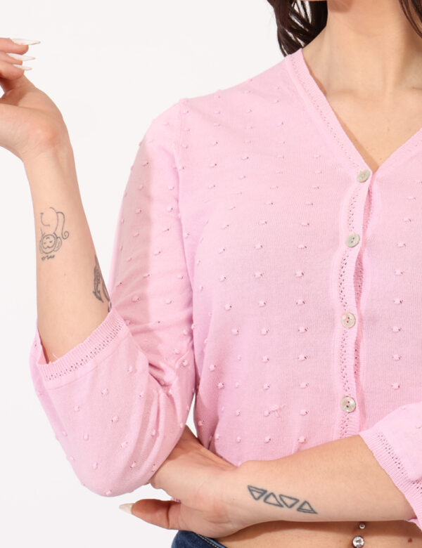 Cardigan Sandro Ferrone Rosa - Cardigan in total rosa con trama lavorata in rilievo. La vestibilità è morbida e pratica gr