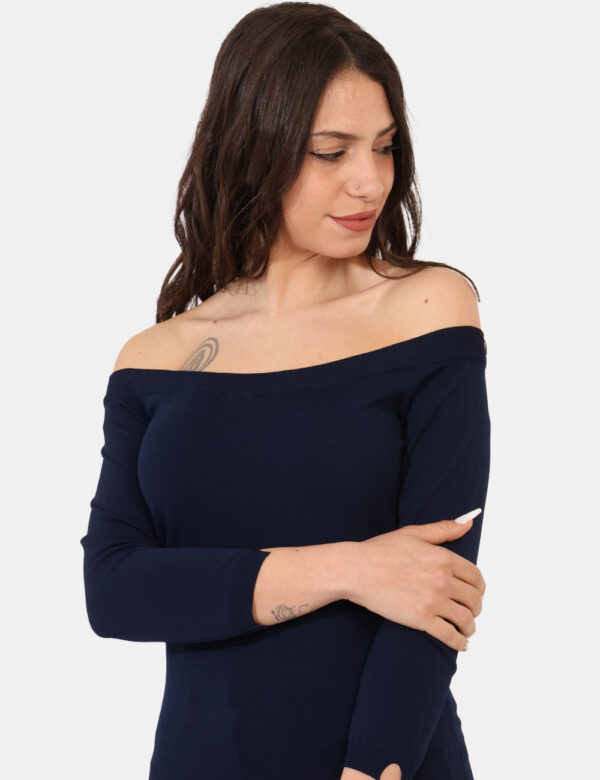 Maglia Sandro Ferrone Blu - Maglione con scollo a barchetta in total blu. La vestibilità è morbida e regolare. La maglia è a