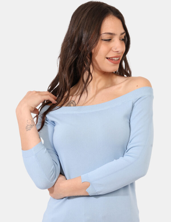 Maglia Sandro Ferrone Azzurro - Maglione con scollo a barchetta in total azzurro celeste. La vestibilità è morbida e regolar