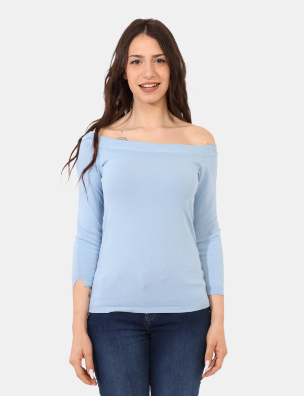 Maglia Sandro Ferrone Azzurro - Maglione con scollo a barchetta in total azzurro celeste. La vestibilità è morbida e regolar