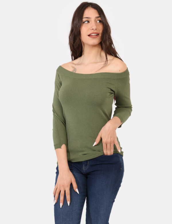 Maglia Sandro Ferrone Verde - Maglione con scollo a barchetta in total verde militare. La vestibilità è morbida e regolare.