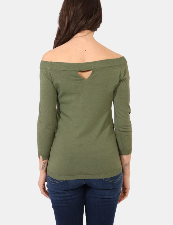 Maglia Sandro Ferrone Verde - Maglione con scollo a barchetta in total verde militare. La vestibilità è morbida e regolare.