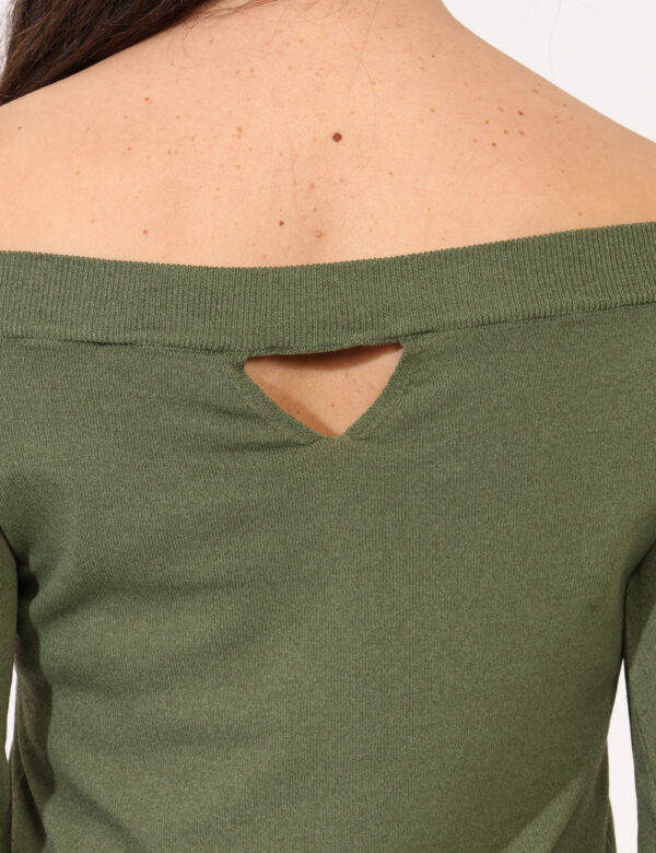 Maglia Sandro Ferrone Verde - Maglione con scollo a barchetta in total verde militare. La vestibilità è morbida e regolare.