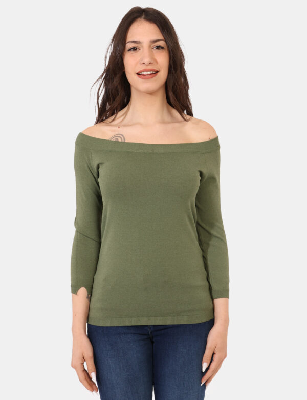 Maglia Sandro Ferrone Verde - Maglione con scollo a barchetta in total verde militare. La vestibilità è morbida e regolare.