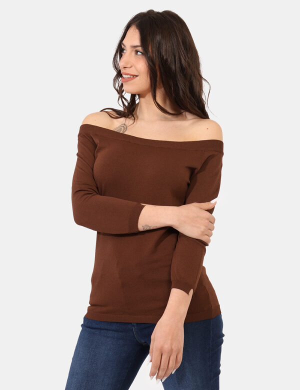 Maglia Sandro Ferrone Marrone - Maglione con scollo a barchetta in total marrone. La vestibilità è morbida e regolare. La ma