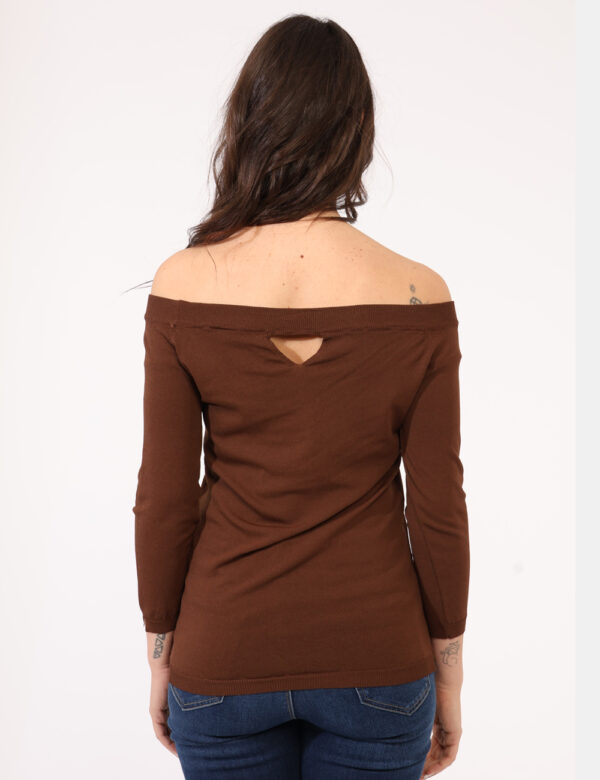 Maglia Sandro Ferrone Marrone - Maglione con scollo a barchetta in total marrone. La vestibilità è morbida e regolare. La ma