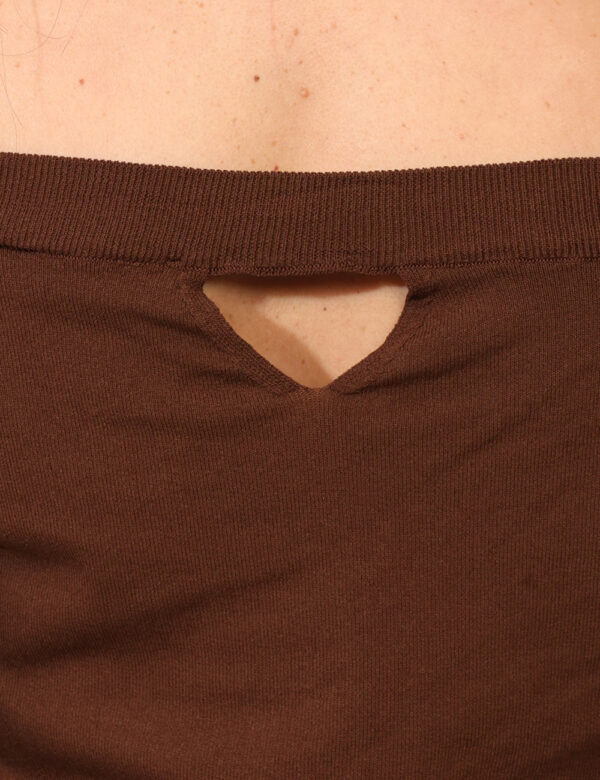Maglia Sandro Ferrone Marrone - Maglione con scollo a barchetta in total marrone. La vestibilità è morbida e regolare. La ma