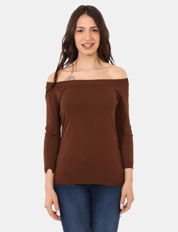 Maglia Sandro Ferrone Marrone - Maglione con scollo a barchetta in total marrone. La vestibilità è morbida e regolare. La ma