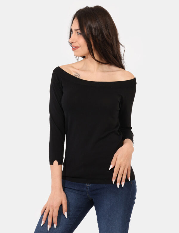 Maglia Sandro Ferrone Nero - Maglione con scollo a barchetta in total nero. La vestibilità è morbida e regolare. La maglia è