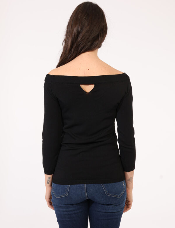 Maglia Sandro Ferrone Nero - Maglione con scollo a barchetta in total nero. La vestibilità è morbida e regolare. La maglia è